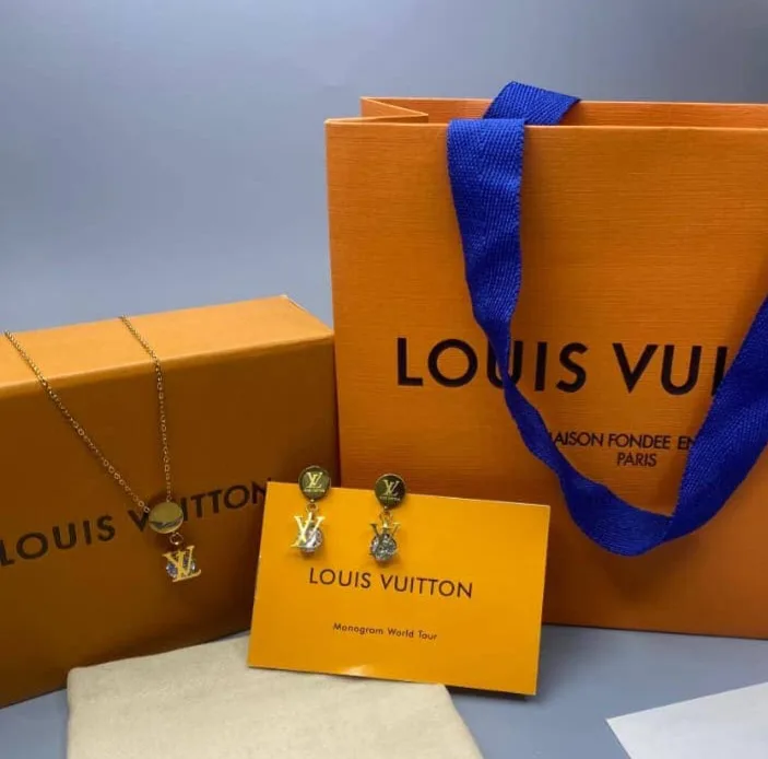 **طقم استيل لامع مكون من سلسال وحلق**   Louis Vuitton — Elora